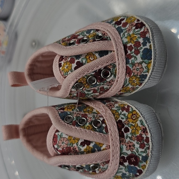 I Baby NB Girls Crib Shoes and New Born Booties - Picture 3 of 10